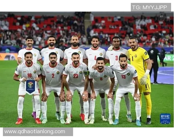 足球明星们齐聚一堂合影留念展现黄牌风采与友谊的精彩瞬间 足球明星们齐聚一堂合影留念展现黄牌风采与友谊的精彩瞬间