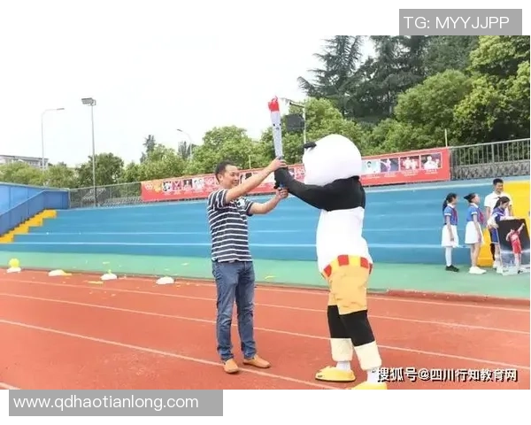 足球明星携手传递火炬点燃激情,共同迎接盛大赛事的到来 足球明星携手传递火炬点燃激情,共同迎接盛大赛事的到来