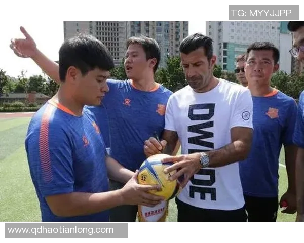 足球明星菲戈的生活揭秘:从绿茵场到家庭的幸福与挑战 足球明星菲戈的生活揭秘:从绿茵场到家庭的幸福与挑战